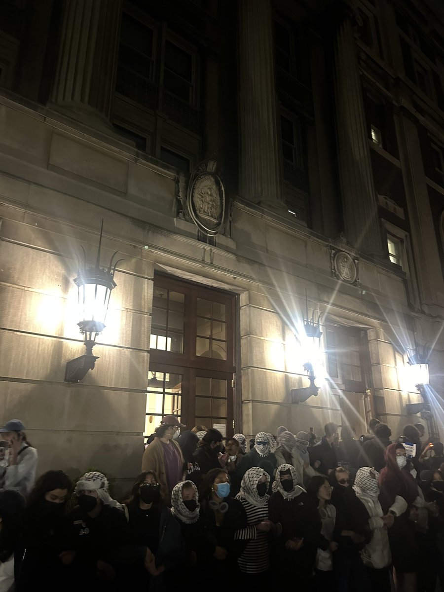 BREAKING AT COLUMBIA: STUDENTS HAVE OCCUPIED HAMILTON HALL