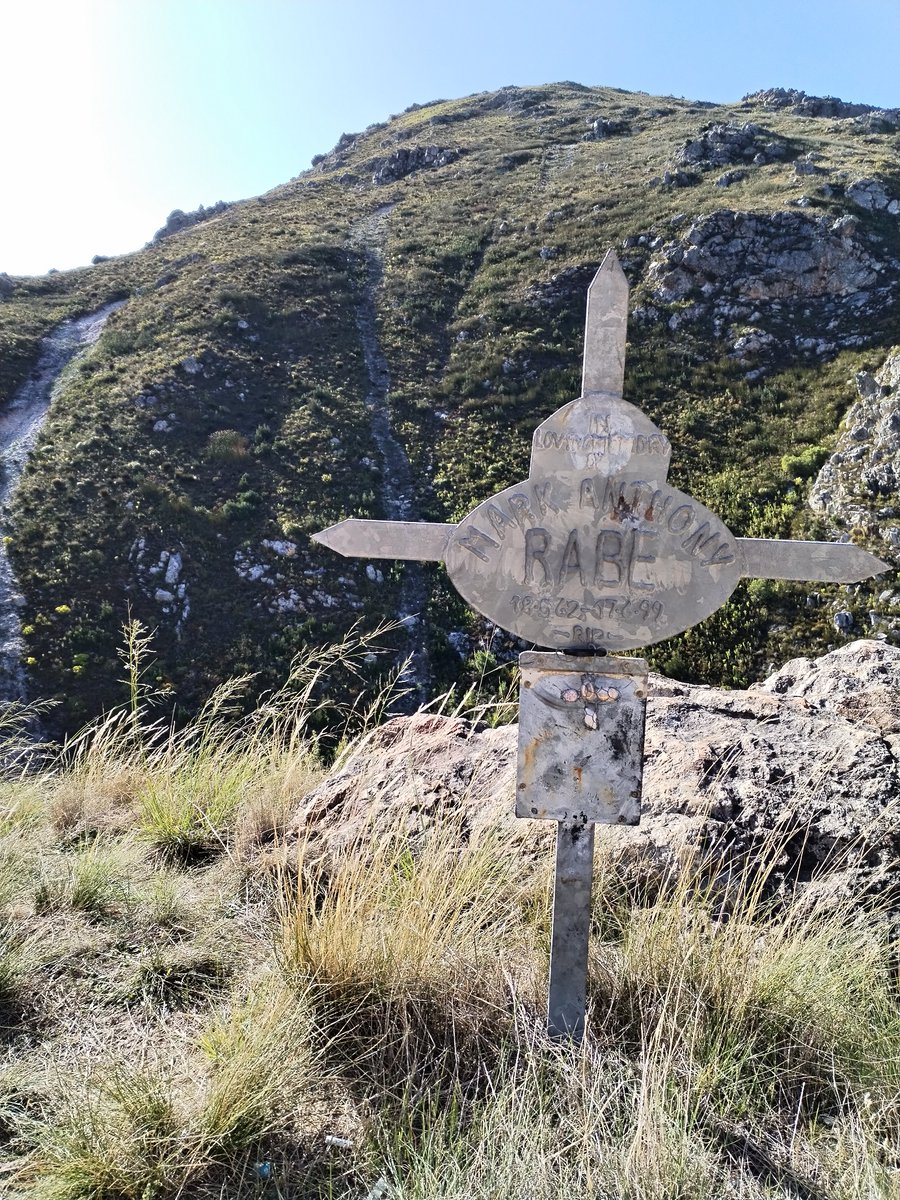 I have a morbid fascination with the history of the crosses I come across at certain places. Mark Anthony Rabe was murdered at this point in 1999 & thrown over the cliff 😔 #FranschhoekPass