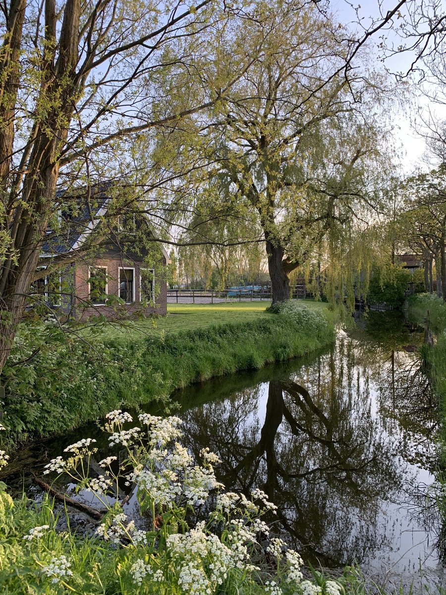 Oostergouw ligt aan het Markermeer en vroeger de Zuiderzee. Het is als plaats ontstaan nadat in 1320 de West-Friese omringdijk werd aangelegd. Op diverse plekken bij die dijk ontstonden boerenplaatsen. Deze groeide uiteindelijk uit tot een kleine kern van bewoning. Fijne dag !