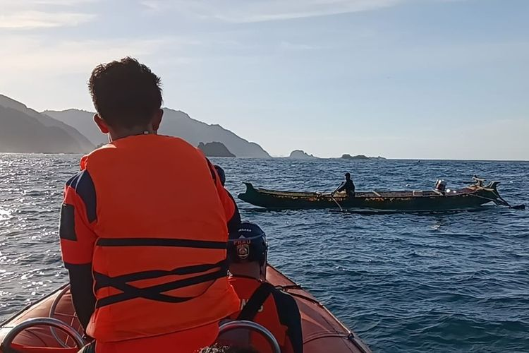 Kisah nelayan Kuta Mandalika bantu cari dokter yang hilang di laut selama 13 hari: beliau baik sekali

Rabu (17/4) sebuah perahu yang membawa seorang dokter RSUD Praya, Lombok Tengah, NTB, terbalik dihantam ombak. Hingga kini, dokter tersebut belum ditemukan.