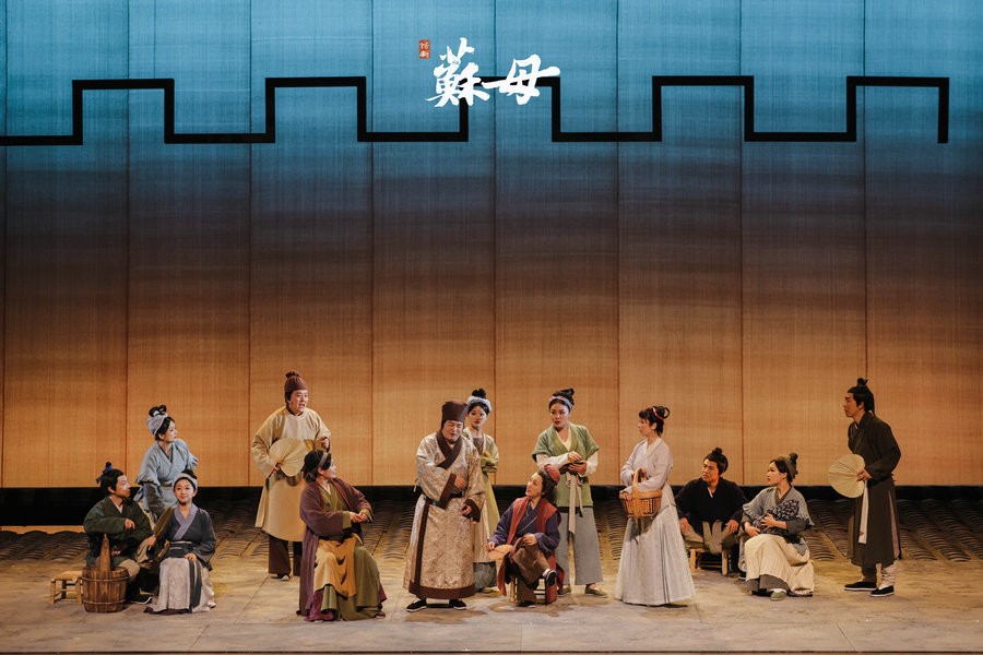 The Sichuan People's Art Theater debuted its Chinese play, Su Mu (Su's Mother), at the Tianqiao Performing Arts Center in Beijing on Saturday and Sunday. The production revolves around Madam Cheng and delves into her life, spanning over 30 years following her marriage to Su Xun.
