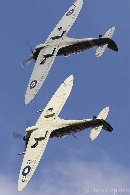 Supermarine Spitfire Tr.IX ML407 and Supermarine Seafire LF.IIIc PP972