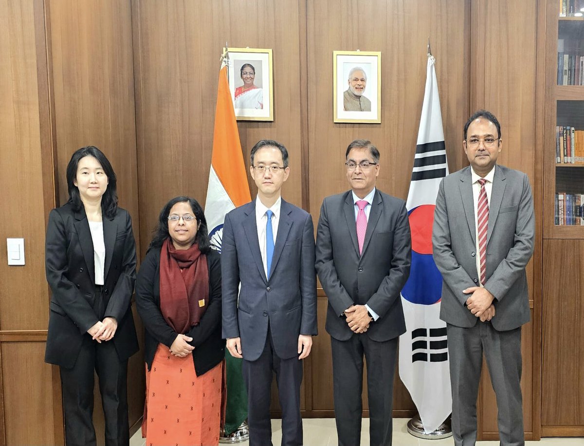 IndiainROK's tweet image. Ambassador @KumarAmitMEA met Mr. Ryu Peob-min, DG for Free Trade Agreement Negotiation, 🇰🇷 Ministry of Trade, Industry &amp;amp; Energy (#MOTIE) on 25 April 2024. He recently took over as the RoK's Chief Negotiator for #CEPA upgradation negotiations.

They discussed the understandings