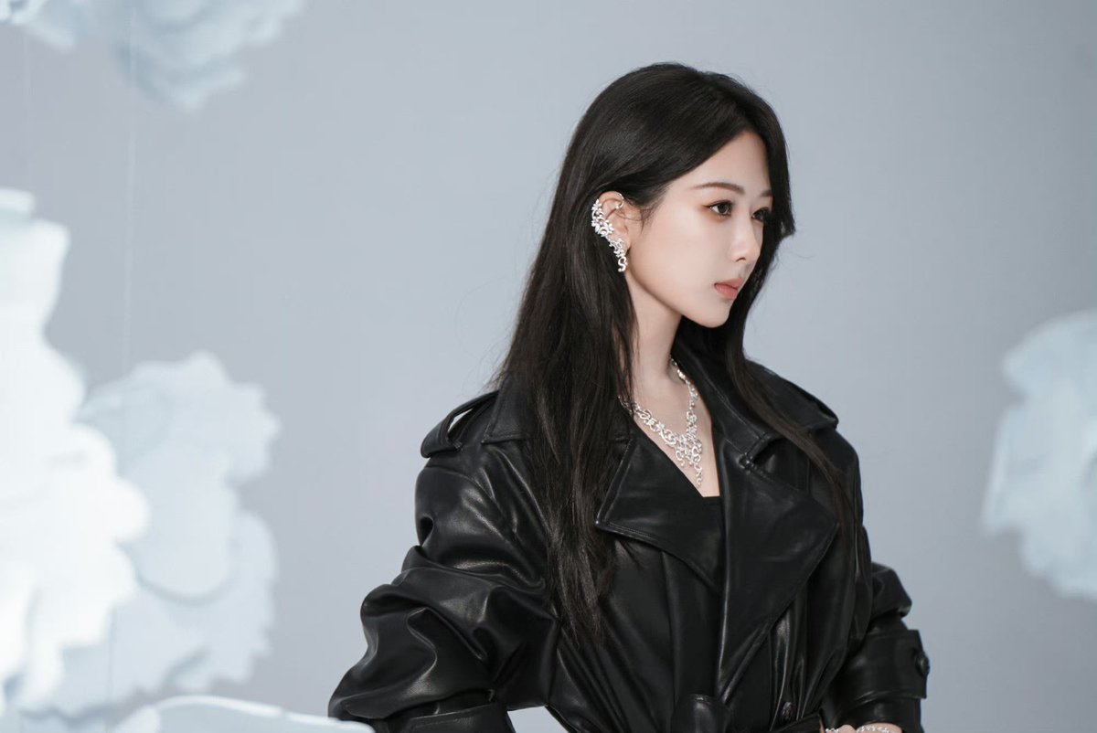 📸 240430 #YangZi Studio releases behind-the-scenes photos from her shoot for her @apm_monaco capsule collection ✨