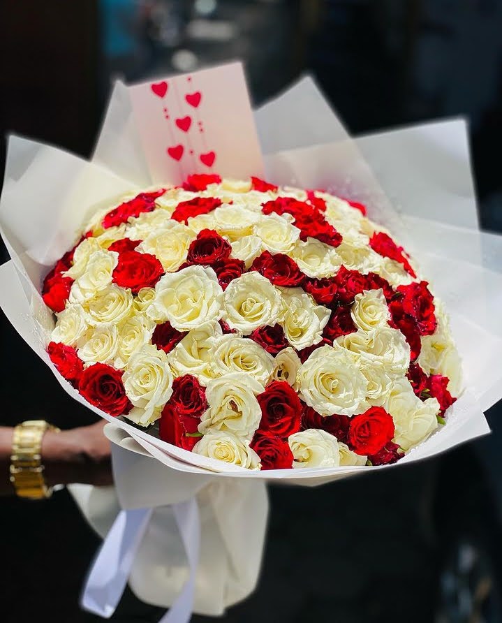 A good day to send some Red & White Roses♥️🤍😍 Call or Whatsapp 0756372806 to order