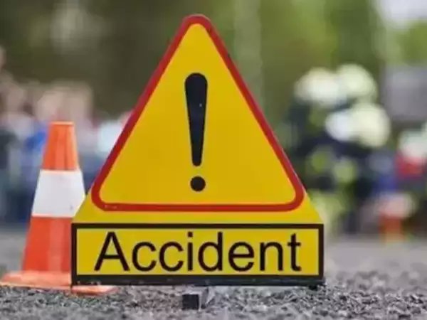 Six lives were lost in Bihar's Bhagalpur after a truck suffered a tyre burst and overturned on a car.

#feedmile #dead #truck #overturns #car #Bihar #Bhagalpur
