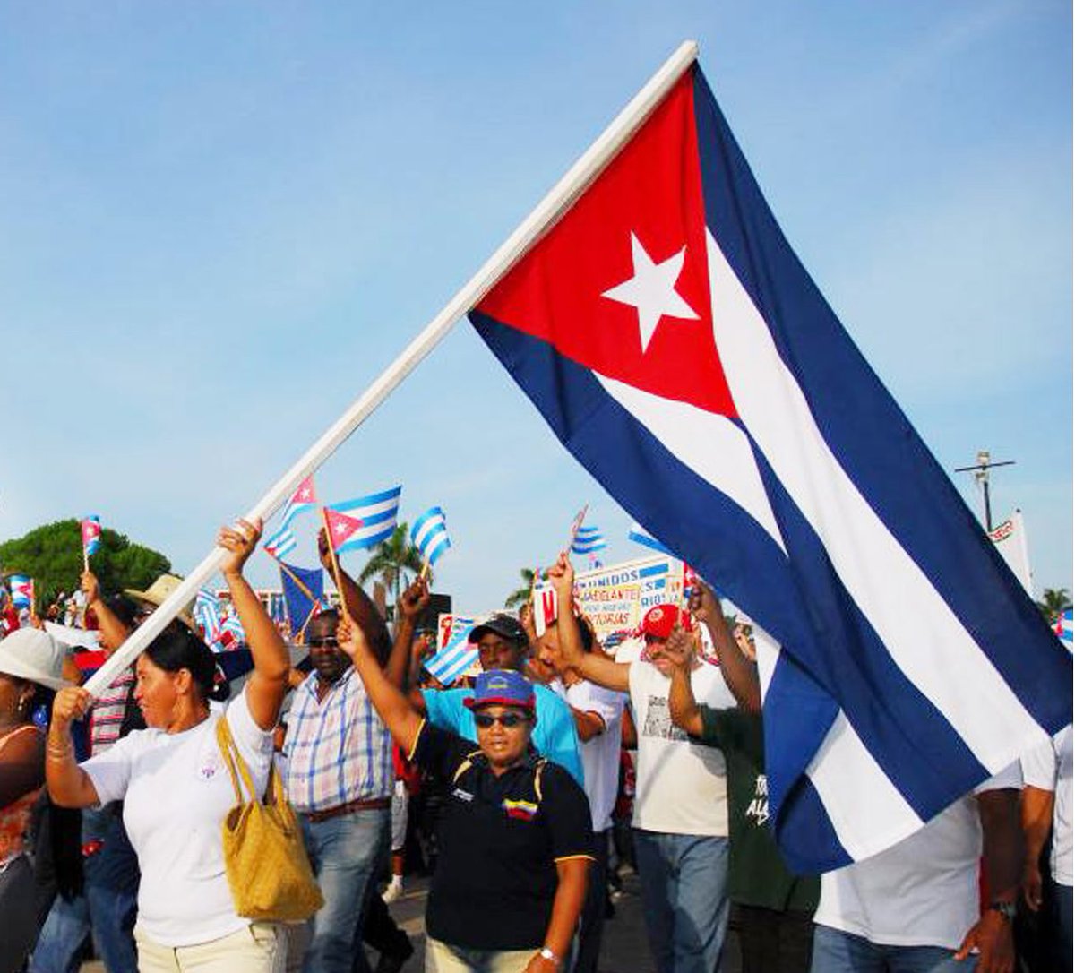 #BuenosDias hoy amanezco con la emoción y la energía de tener mis pancartas listas para celebrar el #1Mayo. Avancemos con entusiasmo y dedicación para honrar a todos los trabajadores. Que este día esté lleno de reconocimiento por quienes #PorCubaJuntosCreamos #DeZurdaTeam_🤝