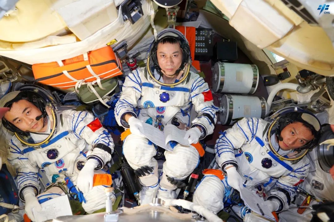 🚀🧑‍🚀[Just In] China's #Shenzhou XVII manned spaceship separated from the @CNSpaceStation combination on Tuesday, and the astronauts aboard — Tang Hongbo, Tang Shengjie and Jiang Xinlin — are returning to Earth. 👏❤️Wishing the heroic astronauts a safe journey! [📷/CMS]