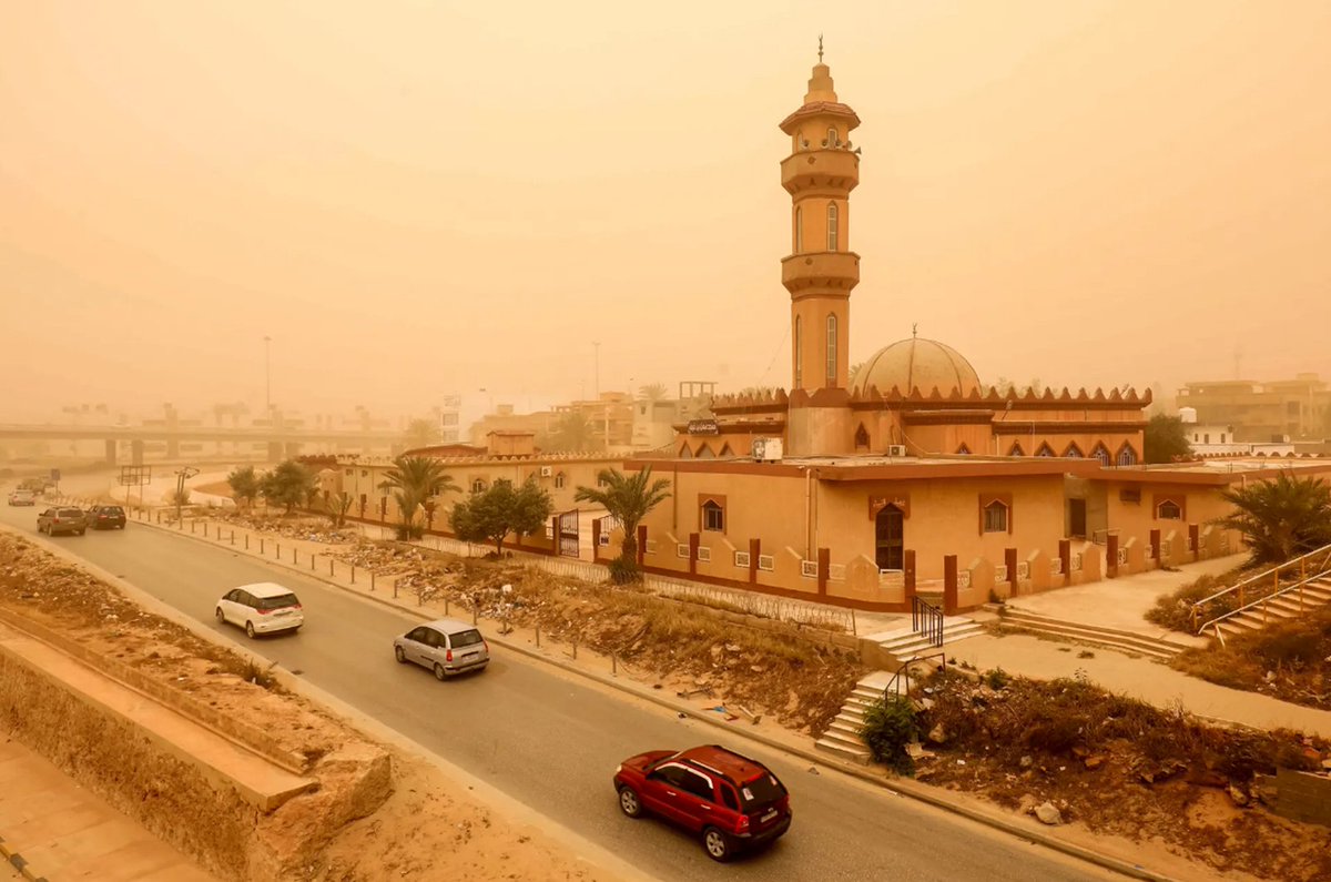 La ciudad de Bengasi bajo los efectos de una tormenta de arena sahariana, Libia (Abdullah Doma, 2024)