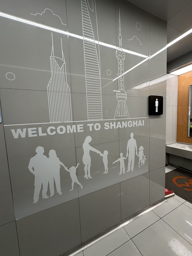 Продолжу рассказ о метро Шанхая, пока вы просыпаетесь и собираетесь на работы - Чистота: здесь очень-очень чисто, прям очень, для города с неистовым потоком людей - это конечно уровень запредельный Каждая станция оборудована чистым, ухоженным и бесплатным общественным туалетом…