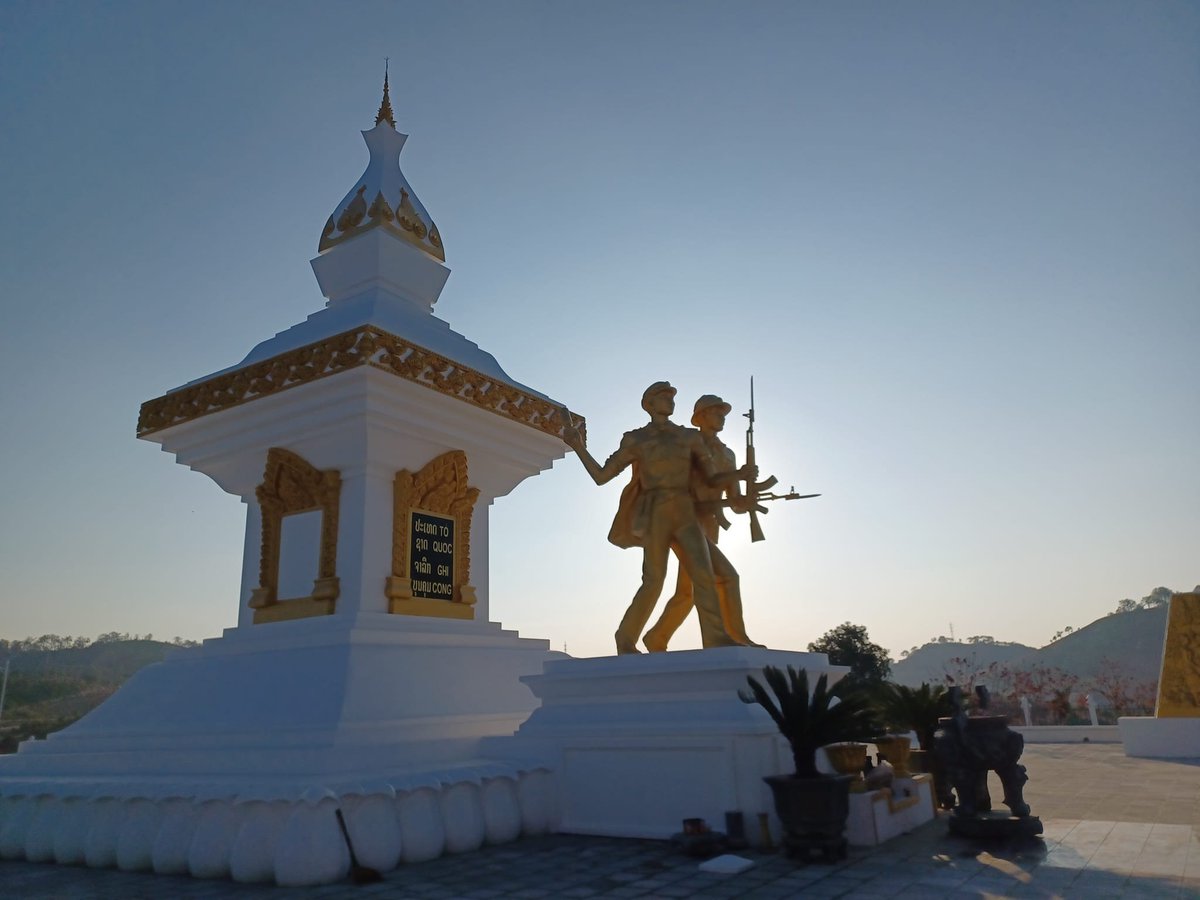 🇱🇦☭🗳️ Today is village chief election day in the Lao PDR!

🧵 How does this work in Laos' unique Socialist system?

(Pic unrelated; Lao-Vietnam Solidarity War Memorial in Phonsavan, photo by me)