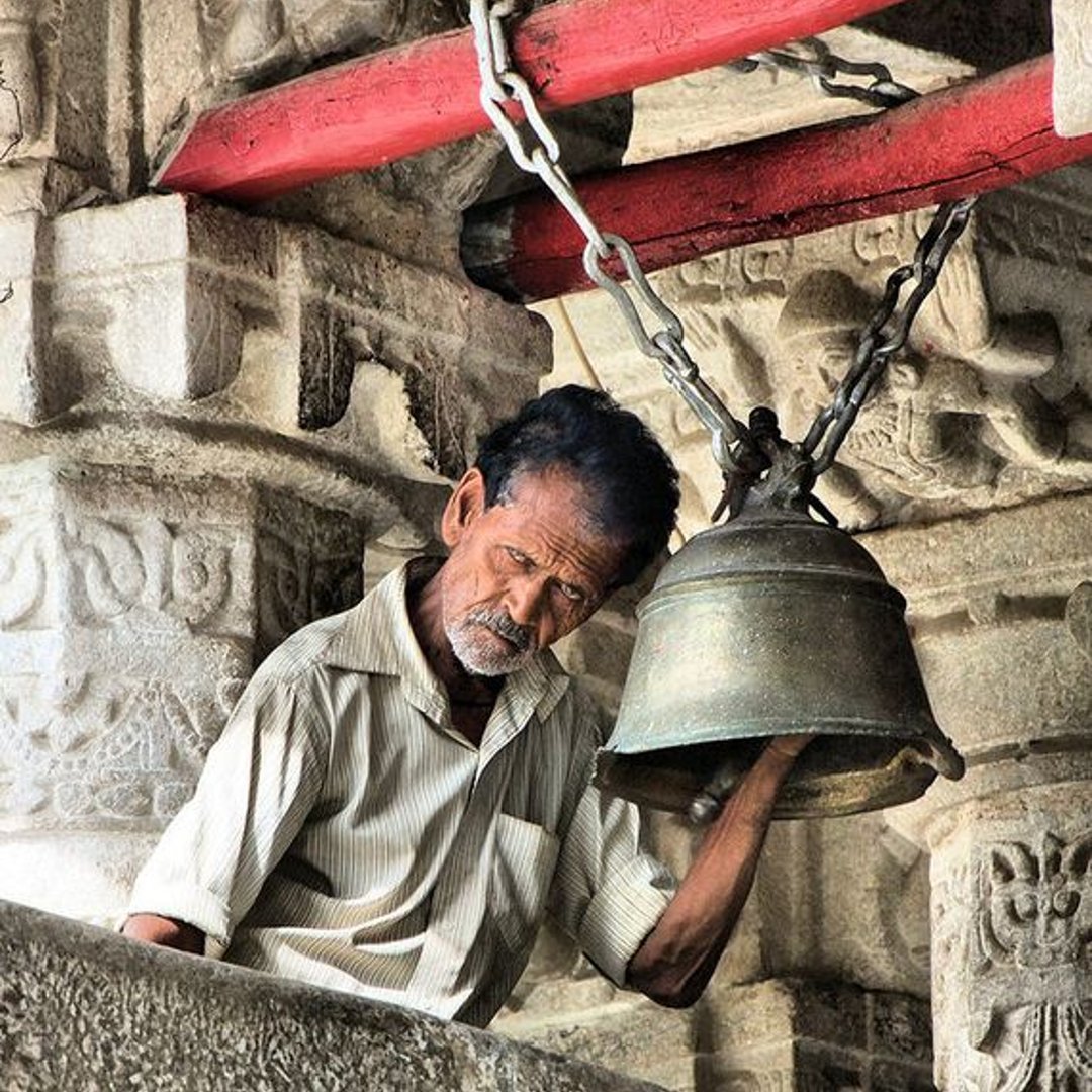 शुद्ध भावनायें ......!!
एक मन्दिर था। उसमें सभी लोग पगार पर थे। आरती वाला, पूजा कराने वाला आदमी, घण्टा बजाने वाला भी पगार पर था। घण्टा बजाने वाला आदमी आरती के समय, भाव के साथ इतना मसगुल हो जाता था