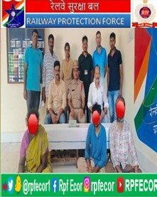 @RPF_INDIA RPF/CPDS/WALTAIR apprehended 03 male persons along with 03 juveniles with recovery of stolen gold ornaments weight about 16 grams & cash, total worth Rs.38,000/- at VSKP station on 28th April 2024 & handed over to GRPS/VSKP for legal action.
#OperationYatriSuraksha