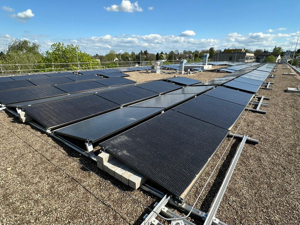 Auf dem Dach des #RWTH-Informatikzentrums ist eine #Photovoltaikanlage mit 75 kWp Leistung installiert worden. Die Anlage zählt zu den modernsten und größten innerhalb der Hochschule und dient u.a. der #Stromerzeugung für die IT-Infrastruktur 👍: ➡️informatik.rwth-aachen.de/go/id/bhmgex