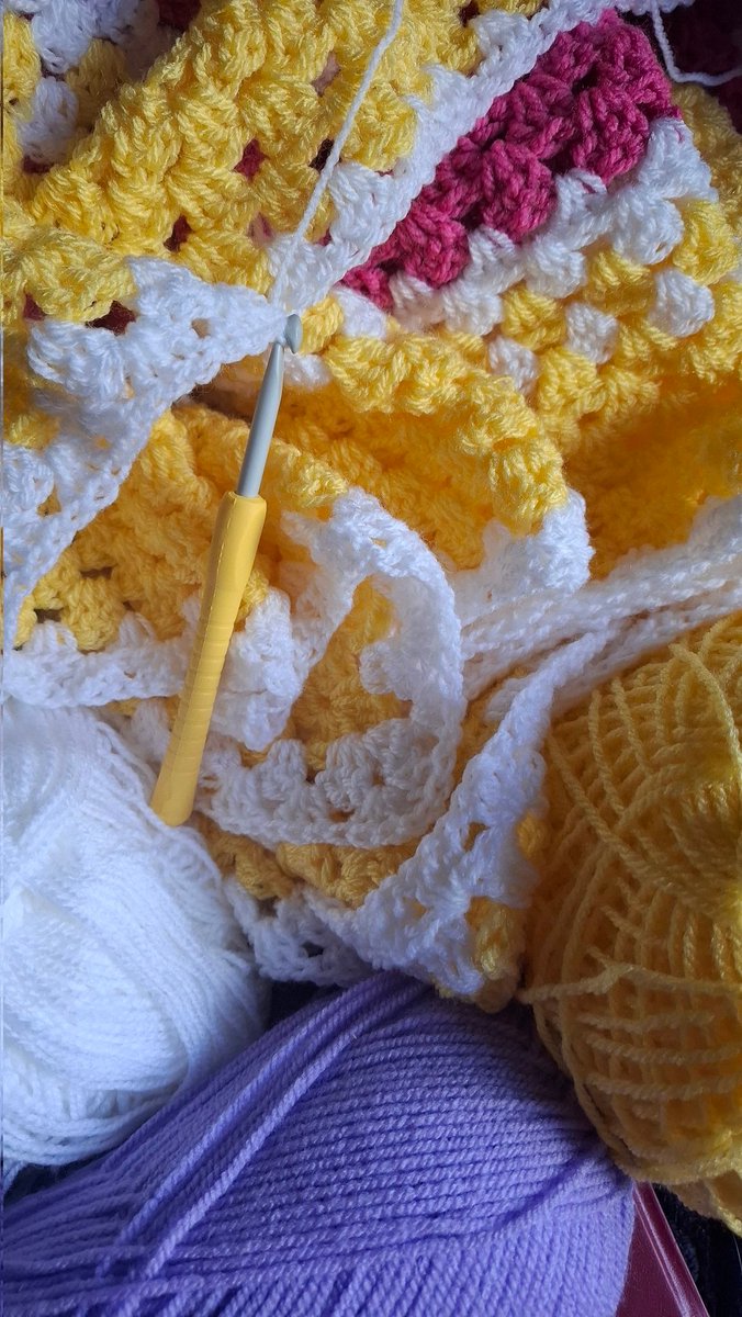 This mornings crochet is full of spring vibes.
❤️🧶🧡🧶💛
#FibreWitch #FibreArtist #FibreArt #CrochetAddict