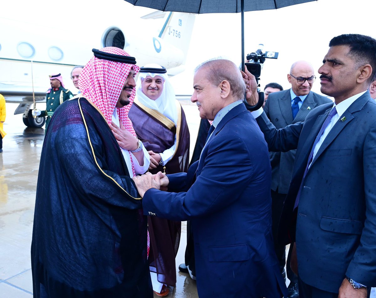 On the sidelines of the World Economic Forum, the Prime Minister met with Saudi Crown Prince and Prime Minister His Excellency Prince Mohammed bin Salman Al Saud, Saudi Ministers, Emir of Kuwait, and Malaysian Prime Minister Anwar Kamal Well done @CMShehbaz @Shamylaroy #YMT