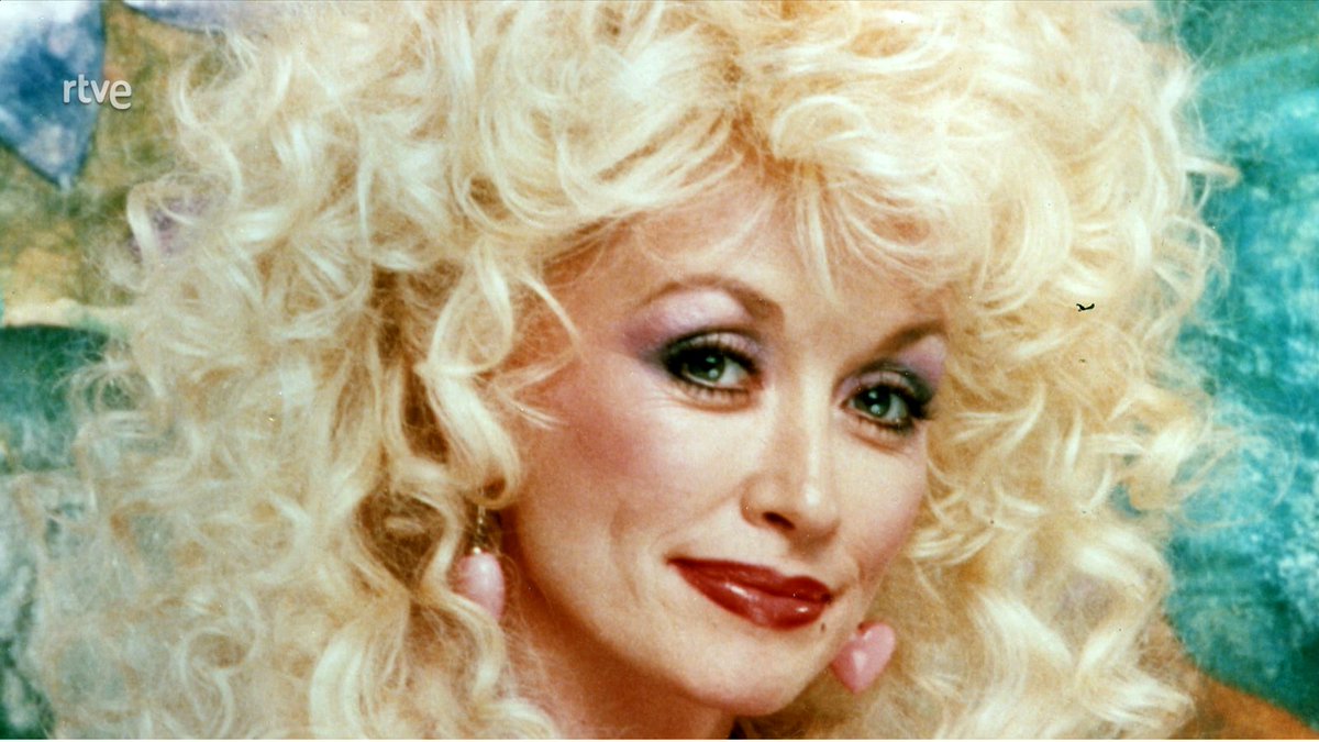 ⁉️ Nuestro personaje es Dolly Parton, artista considerada una de las mejores cantantes de música country. También es escritora, filántropa y una gran defensora de los derechos de los animales. Nació en Tennessee, al igual que Miley Cyrus, quién es su ahijada. #SaberYGanar