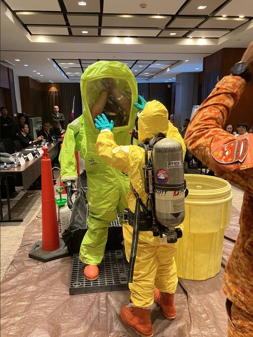 How do you respond to an incident in a chemically contaminated scene? 

Tactical Commanders 🪖 in the 🇵🇭 recently received on-scene command training in hazardous environments, learning how to manage incidents before handing over to CBRNE specialist units.