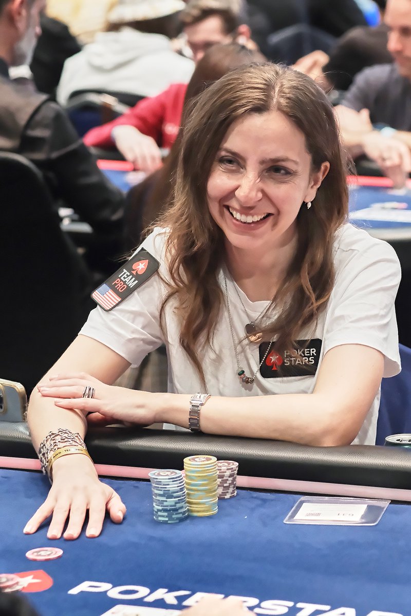 Otra entrevistada brillante ha sido @mkonnikova. No os fiéis de lo bien que se lo pasa en las mesas. Detrás de su sonrisa se esconde una asesina en serie. #EPTMontecarlo @PokerStarsSpain