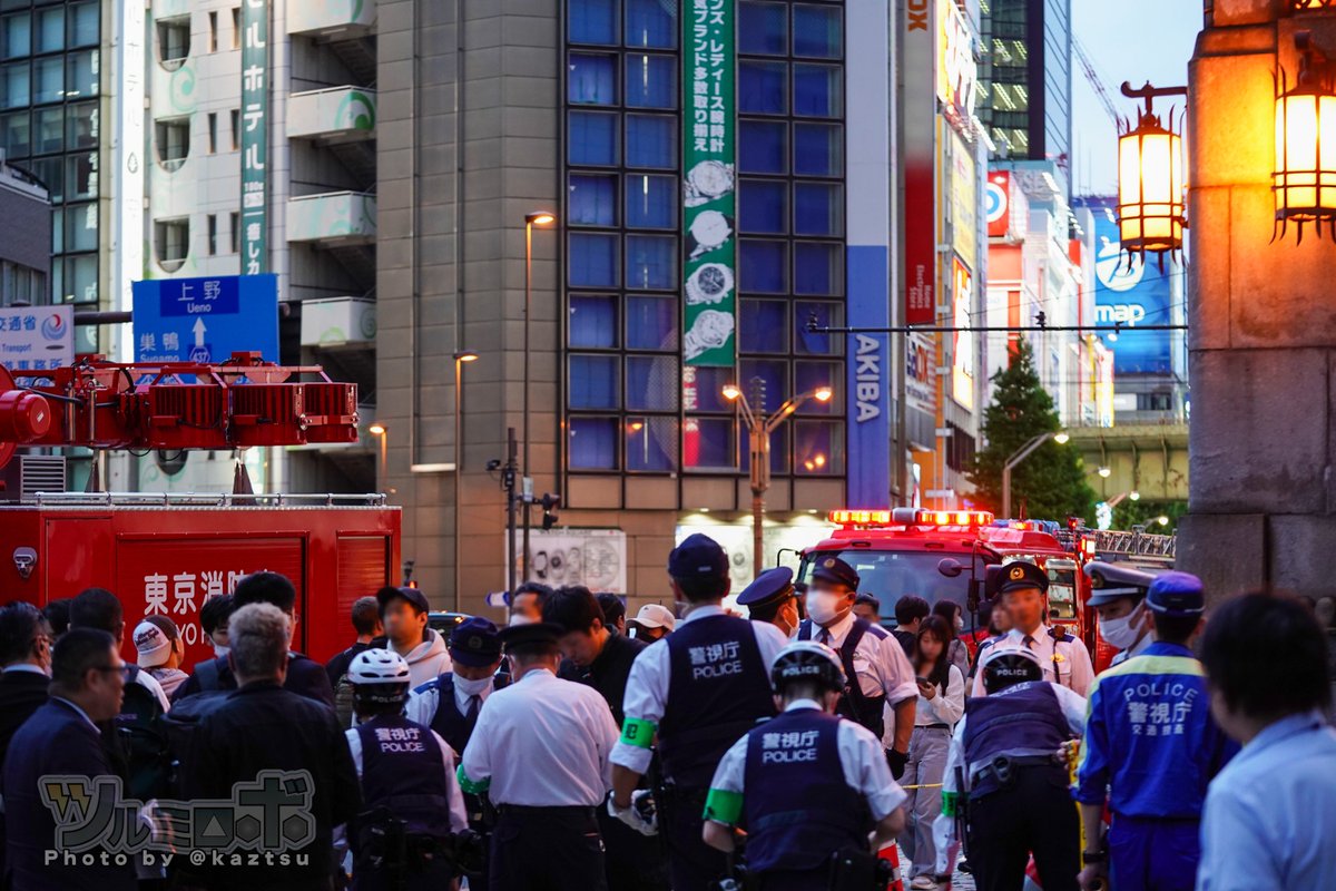 秋葉原・万世橋、消防車両と水難救助船。誰か神田川に落ちたらしく騒然としている。泣き声みたいなのが聞こえる