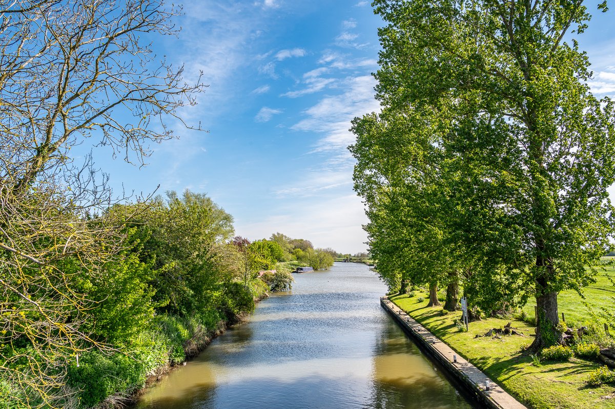 Some pleasant sunshine on the River Cam at Waterbeach this morning, 15 degs and just a little breezy.......@ChrisPage90 @WeatherAisling @FascinatingFens @Fen_SCENE @ElyIslandPie