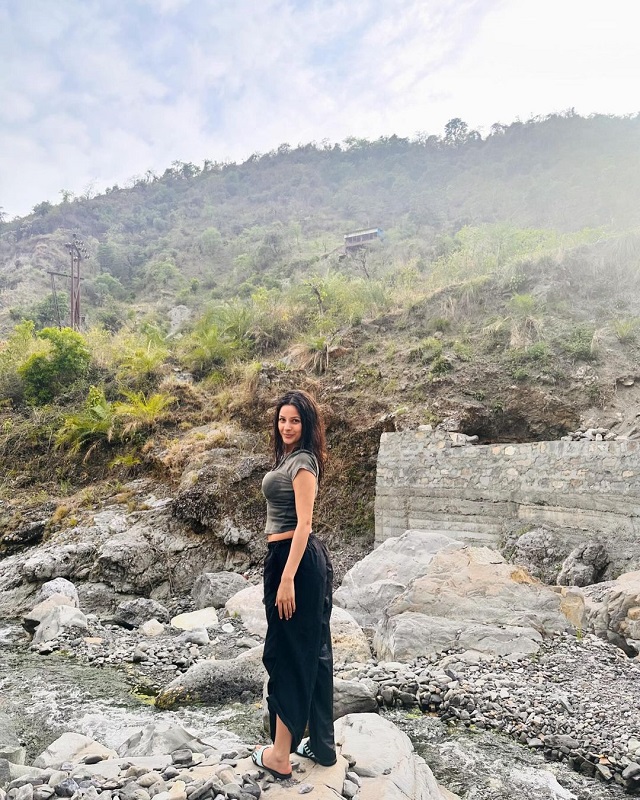 नदी किनारे चिल...राघव जुयाल संग पहाड़ों में घूम रही हैं शहनाज गिल! जी रही हैं देसी लाइफ  #ShehnaazGill #Enjoy #Himalaya #Vacation #RaghavJuyal #Bollywood #TvIndustry