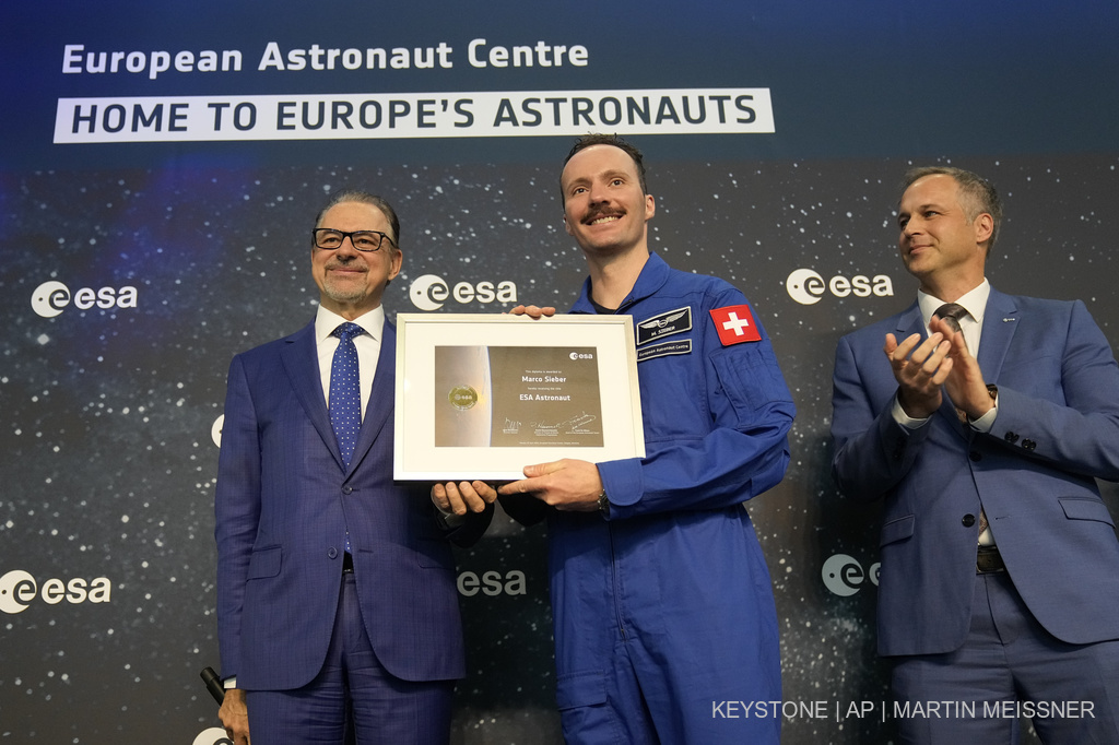 La Suisse a un nouvel astronaute ! Marco Sieber a été officiellement admis dans le corps des astronautes de l'Agence spatiale européenne. Il est le 2e astronaute suisse après Claude Nicollier et participera à des missions à la station spatiale internationale. @ESA @ESAastro_Marco