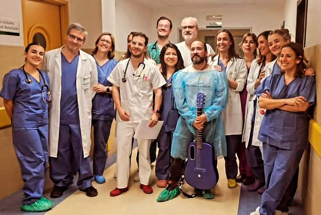 📢Con el equipazo de la UCI del Hospital de Badajoz. Feliz de ser pioneros con la #Musicoterapia y la #Humanización en #Madrid y en mí tierra, #Extremadura. Un orgullo pertenecer a la familia de @diversolidaria 👉Seguimos humanizando e innovando #JavierAlcántara #musicoterapia