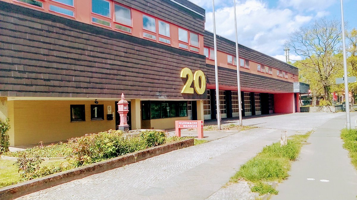 Foto von der Feuerwache Wannsee am Kronprinzessinnenweg 

mit Historischem Feuermelder 

#LoveBerlin