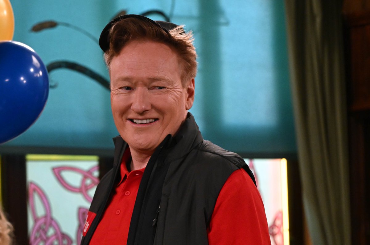 Beidh an réalt mór teilifíse as Meiriceá @ConanOBrien ar dhuine den chliar anocht ar @rosnarun! Ná cailligí é ag Gaeilgeoireacht @TG4tv anocht ag 8.30 pm. @TeamCoco