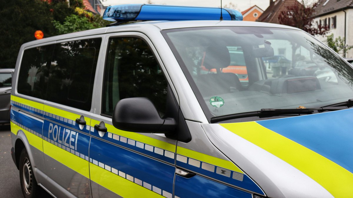 Verdächtiger Vorfall in Hamburg-Eimsbüttel: Unbekannte ballern auf Lokal - Polizei sucht Zeugen!
tinyurl.com/2cewpckl
#auf #ballern #Beamte #Diensthund #Ethik #Fahndung #HamburgEimsbüttel #Justiz #Korruption #Kriminalität #Landeskriminalamt #Lokal #Politik #Polizei #Polizei...