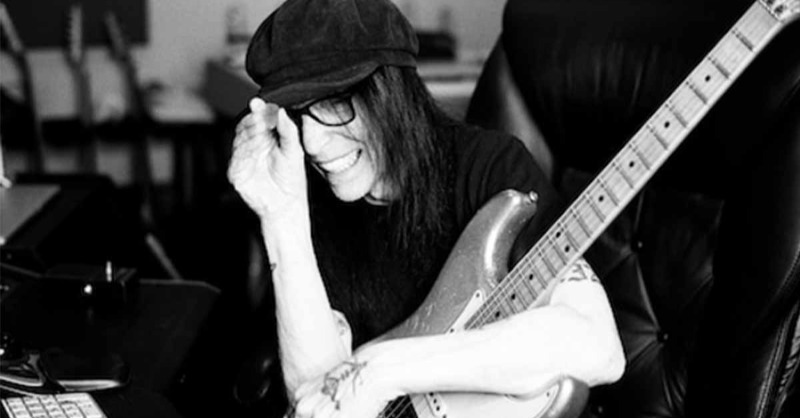 tinyurl.com/44uz3wr4 - El exguitarrista de Mötley Crüe, Mick Mars, debuta con su primer álbum como solista titulado The Other Side of Mars. Os damos todos los detalles de este trabajo que demuestra que MIck Mars a sus 72 años todavía tiene mucho que ofrecer. ¿Qué os parece?