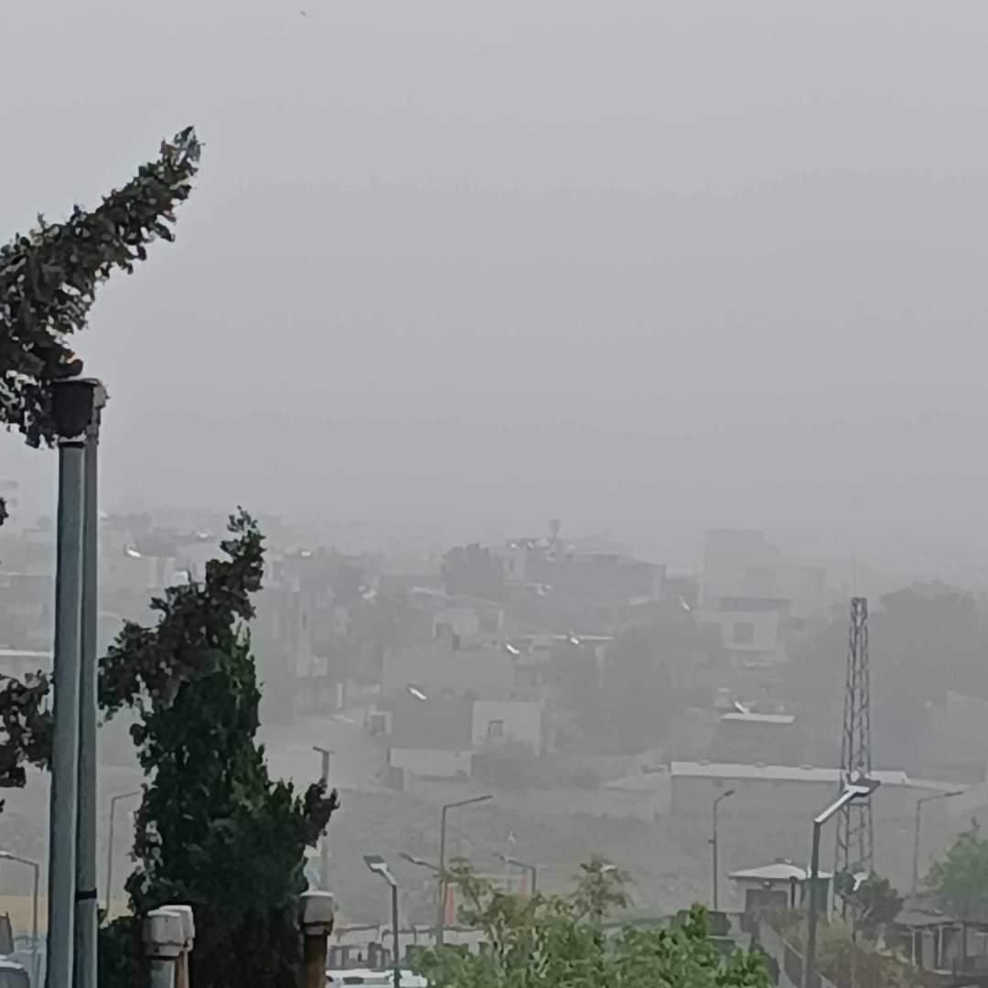Viranşehir'i toz bulutu sarmış durumda. Nefes alınmıyor. 
Bence okullara ara verilmesi gerekir. 
@mehmetyetim63  abi bu konuyu dile getirmenizi istiyoruz.