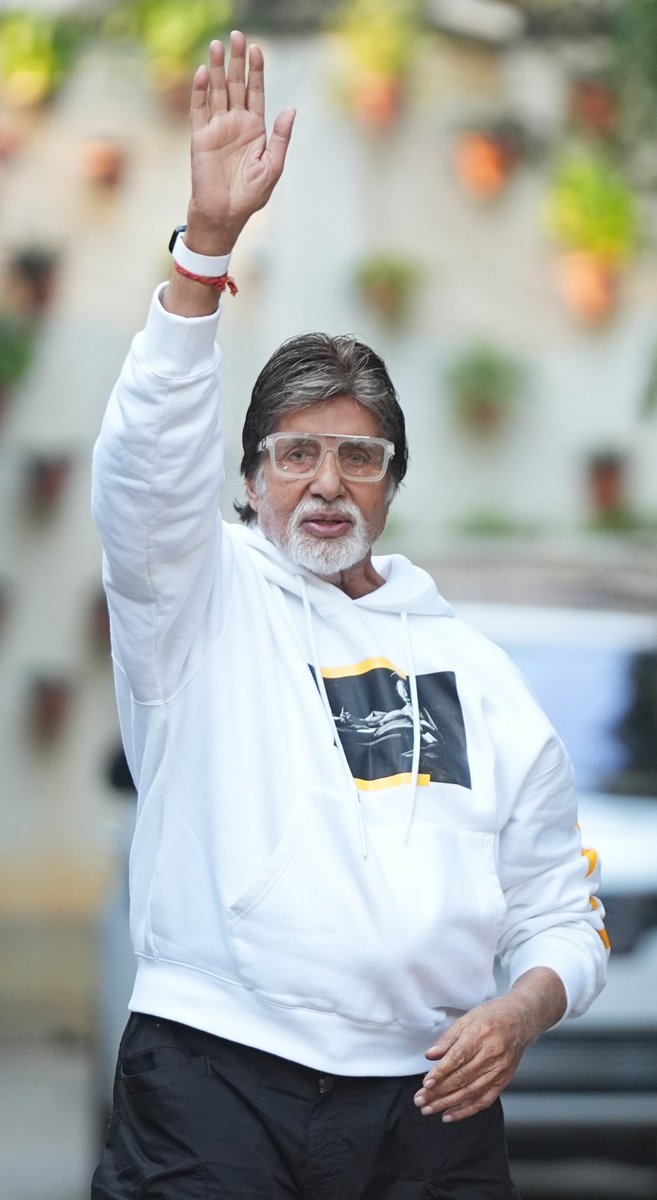 तू गीत है तुझको नमन ... @SrBachchan 👏🏻👏🏻 #PrasoonJoshi ji wrote this poem as a tribute to Mr. Amitabh Bachchan Sir ✍🏻✍🏻✍🏻 🙏🏻🙏🏻✍🏻✍🏻✍🏻 C: #AB_The_Legend !!