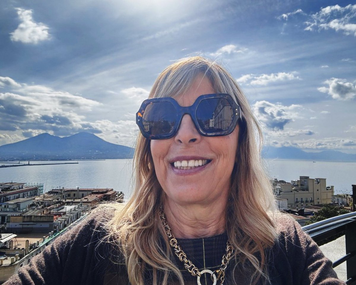 Alla fine, la nostra Direttrice non ha resistito al #selfiedapizzofalcone!
Attendiamo di vedere i vostri selfie dalla nostra sede sussidiaria!
Ricordatevi di utilizzare l'hashtag #selfiedapizzofalcone.