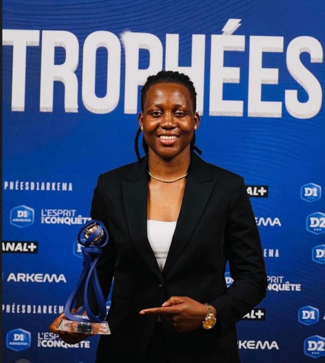 Congratulations to @Nadoziechiamaka! ♥️🇳🇬 

Chiamaka Nnadozie, the Super Falcons goalkeeper and Africa's best, was honored with the award for the French Women's Goalkeeper of the Season 2023/24.