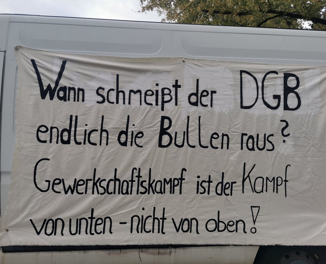 Polizeigewerkschaften sind Interessenverbände für die Polizei, die u.a. für die Aufrechterhaltung von Ordnung & bestehenden Herrschaftsverhältnissen samt ungerechter Verteilung sorgt & somit gewerkschaftlichen Kämpfen & Interessen entgegensteht.

#KeinFreundKeinHelfer