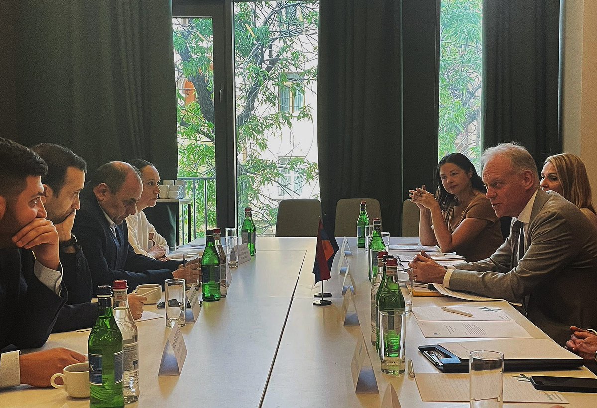 Առավոտյան «Իրազեկ քաղաքացիների միավորման» ծրագրերի համակարգող Դանիել Իոաննիսյանը մի խումբ գործընկերների հետ հանդիպեց ԵՄ հարևանության և ընդլայնման բանակցությունների հարցերով գլխավոր տնօրեն Գերտ Յան Կոոպմանի հետ: