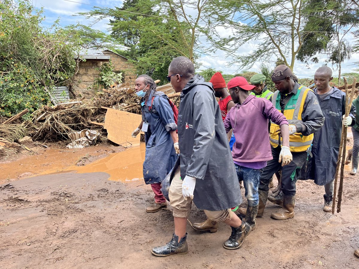 ON LOCATION: One more body recovered from the scene at Ngeya Village, Mai Mahiu. Recovery still efforts going on. Locals are appealing for help with heavy machinery to help dig through the debris. @KenyaRedCross says at least 76 people have been reported missing. @BBCAfrica