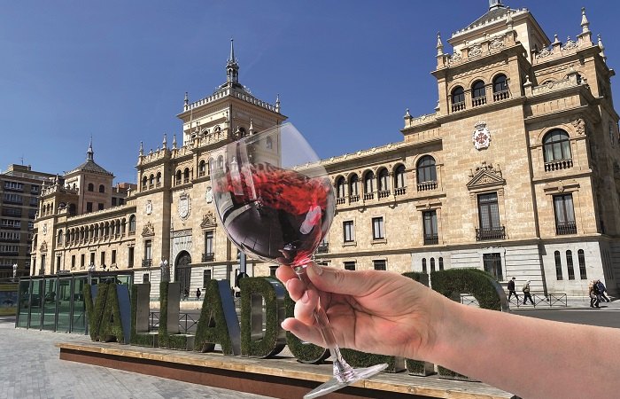 ¿De puente por Valladolid? Te ofrecemos un plan. 🍇Mañana tendremos un pase extra de la visita Valladolid y vino. 🍷Un paseo para conocer la importancia del vino en la ciudad a orillas del Pisuerga. 🗓️ Jueves, 2 mayo ⌚ 12h. 🎟️es.patronbase.com/_TurismoVallad…