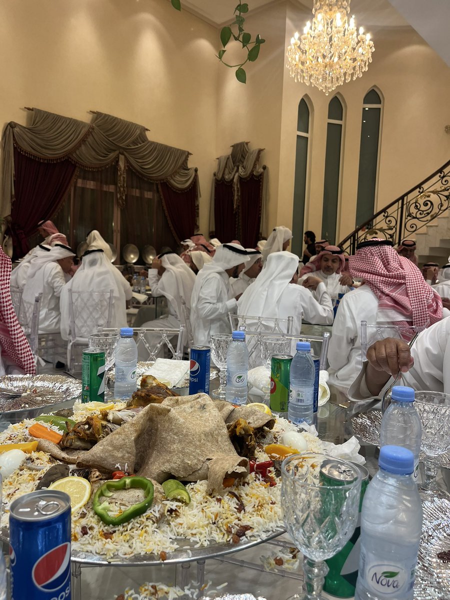 m_alkharboosh's tweet photo. في ليله توشحت بالغيم وذرات من مطر أقام العم : أحمد عبدالرحمن الخربوش في قصره العامر بحي الحمراء بالرياض ليله إحتفائيه بأسرة المالك بالرياض حضره جمع كبير من أسرتي المالك والخربوش في لقاء حميمي إستثائي جميل .. https://t.co/f3w7Ek6rM8