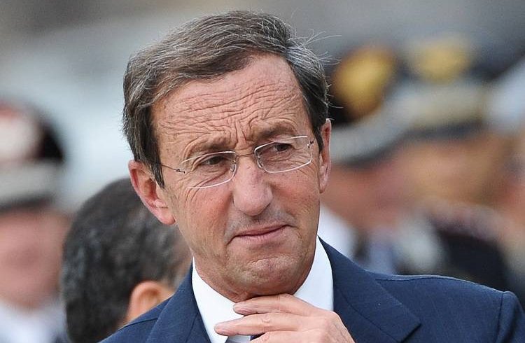 Gianfranco Fini condannato a 2 anni e 8 mesi per la casa di Montecarlo,  condannata a 5 anni la moglie e il padre Sergio, 6 anni al fratello Giancarlo.

Provo tristezza non per la condanna, ma per come è riuscito a ridursi per assecondare la moglie in una pratica delinquenziale.