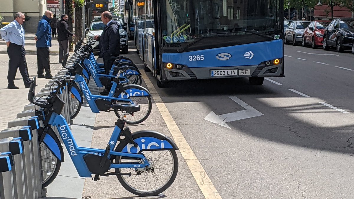 Hemos escuchado muchas críticas al cambio de color de las Bicimad: que si azul PP, que tira por tierra el trabajo de diseño de marca previo...

Pero viendo esta imagen ¿Igual sí tiene alguna ventaja que se sepa tan claramente que bicis y buses son parte del mismo sistema?