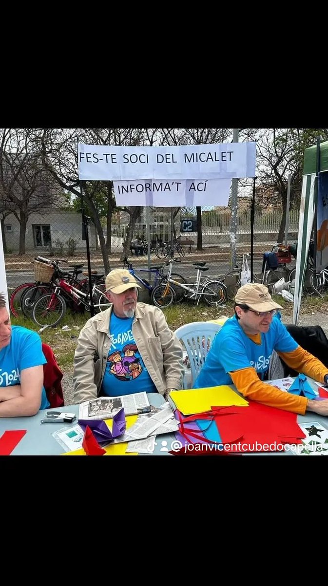 A la Trobada d'Escoles en Valencià de València ciutat fent socis per a la Societat Coral el Micalet. FEU-SE SOCIS!