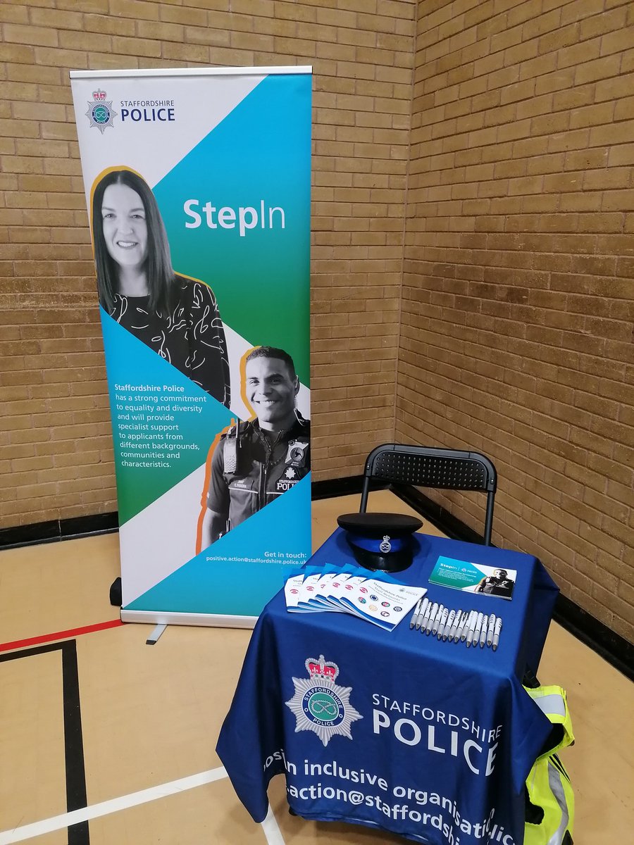 Our team are at Great Wyrley Academy today talking with students about careers in Policing! @StaffsPoliceCC @StaffsPolice