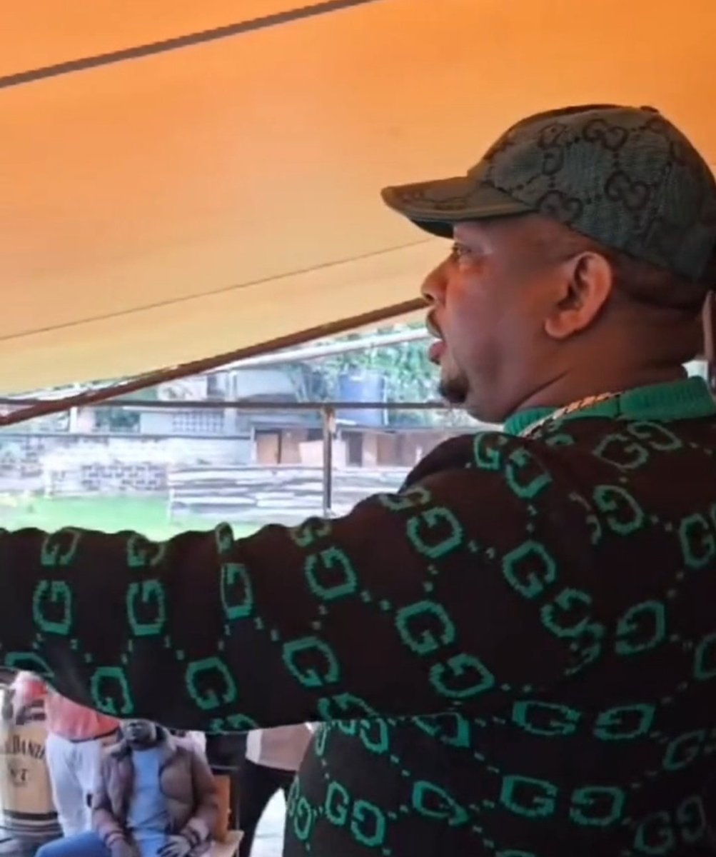 Mike Sonko manages to calm a mob of rowdy youth who wanted to beat up Andrew Kibe. Watch👇