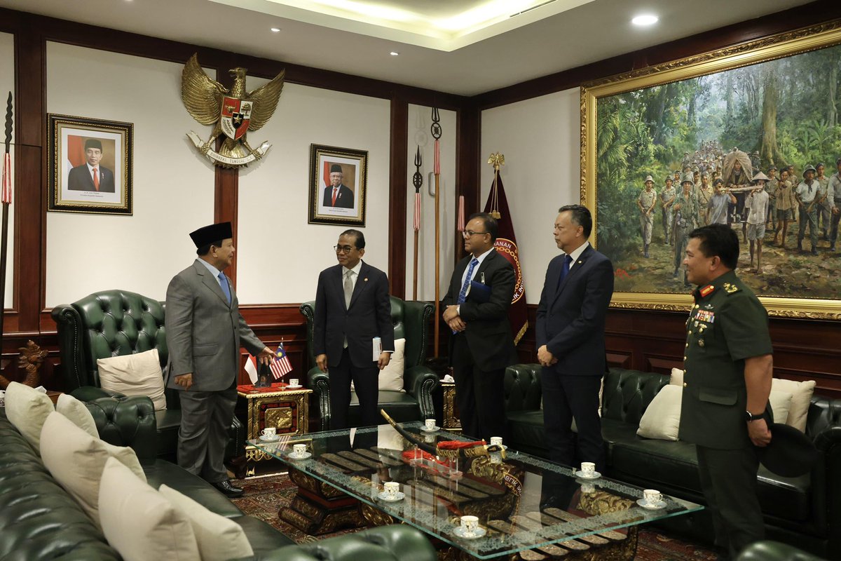 Menerima kunjungan Menteri Pertahanan Malaysia YB Dato' Seri Mohamed Khaled Bin Nordin di Kemhan RI, Jakarta.