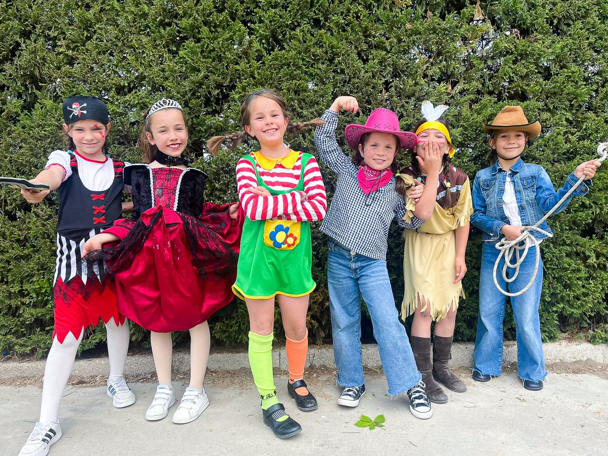 ¡Cuánta diversión celebrando la semana del libro! 📚

Cuenta cuentos, obras de teatro, desfile de personajes y mucha pasión por la lectura. ¡Familias, alumnos y personal del colegio, todos nos unimos para rendir homenaje a la magia de los libros!