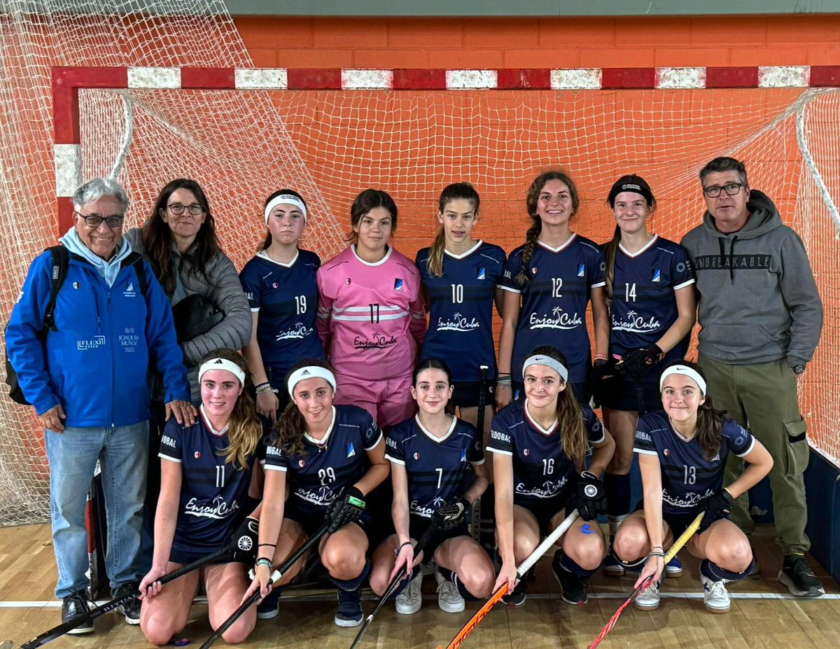 🔵⚫ Èxits a la pista! 🏑 Les noies de Hockey Sala Infantil han aconseguit la tercera posició a Catalunya, mentre que els nois de l’Infantil Masculí han quedat en segon lloc. Ambdós equips avancen directament al Campionat d’Espanya, que es jugarà a Catalunya💪💙