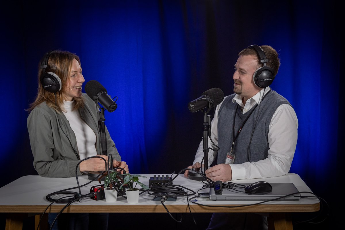 🎙️✨ Für Mitarbeitende der ekom21 gibt es jetzt einen internen Unternehmens-Podcast! 📸: Moderatorin Dr. Caroline Feuerstacke im Gespräch mit Dr. Patrick Weber, Leiter Zentrale Dienste, über Jobrad-Benefits in der ekom21.